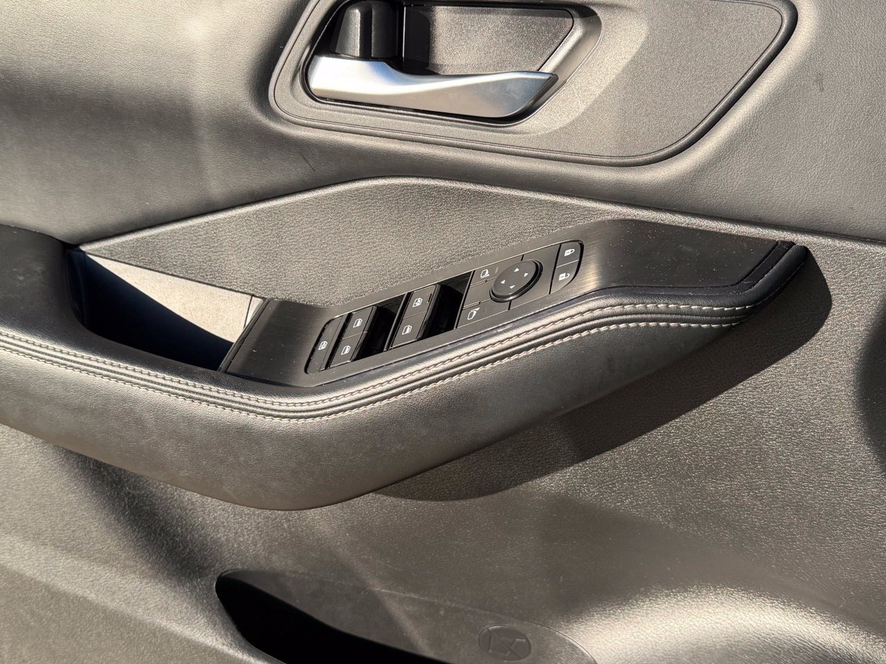 Certified 2025 Nissan Rogue SV FWD image 19