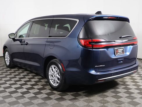 Used 2023 Chrysler Pacifica Touring-L FWD image 10