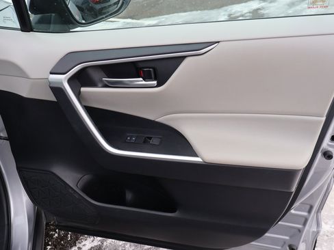 Used 2022 Toyota RAV4 XLE Premium image 11