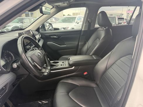Used 2023 Toyota Highlander XLE AWD/4WD image 13