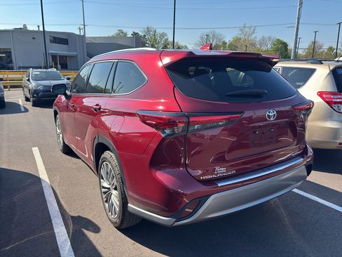 Used 2022 Toyota Highlander Platinum image 4