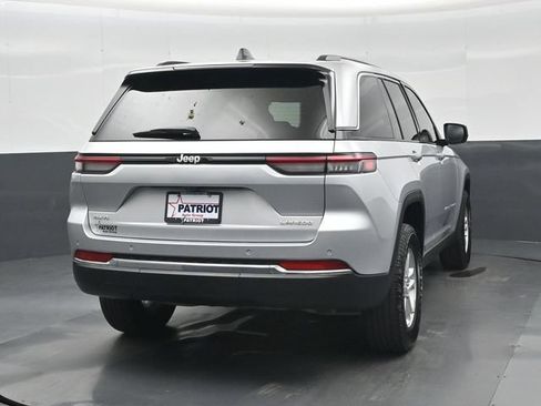 Used 2025 Jeep Grand Cherokee Laredo AWD/4WD image 2
