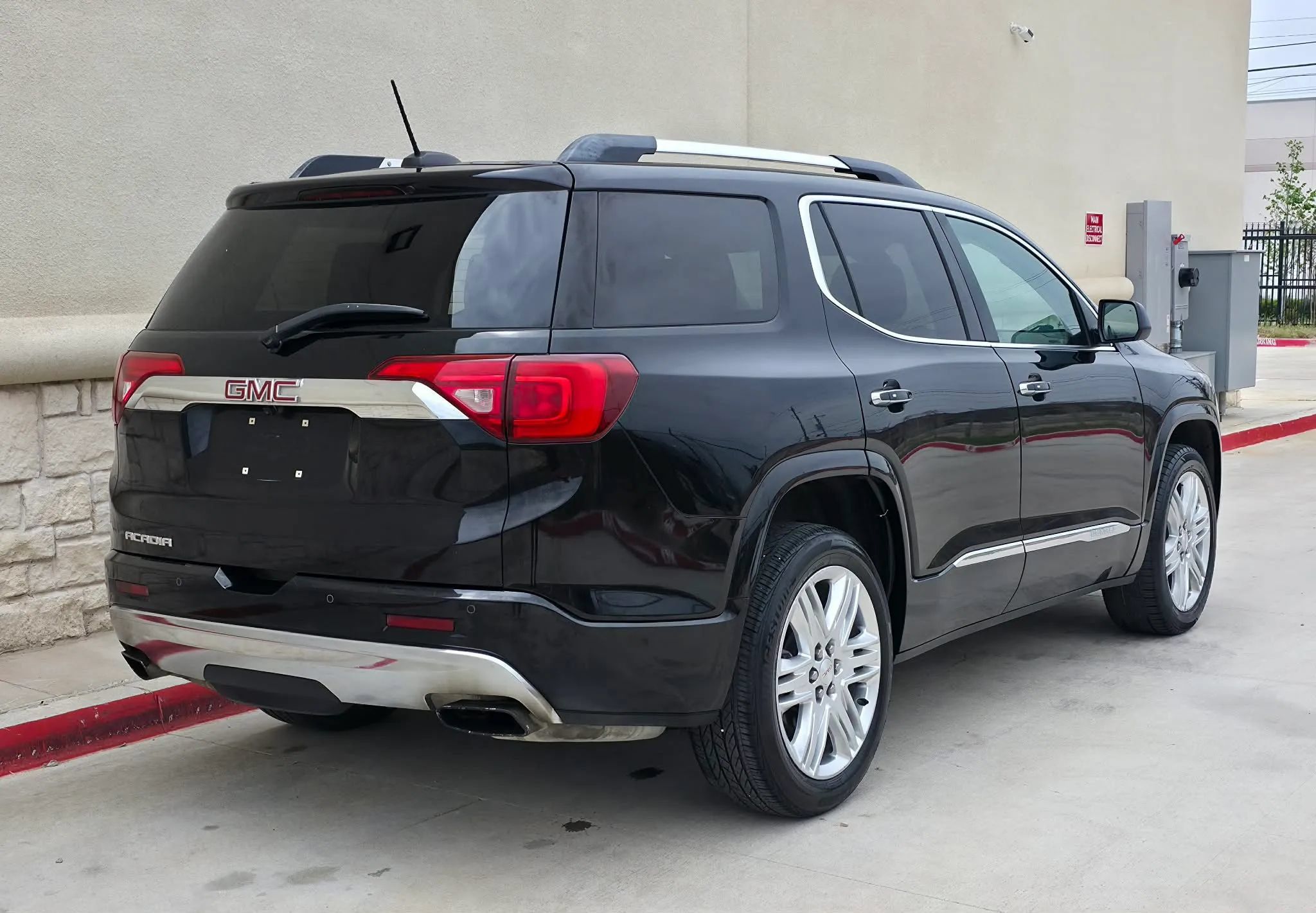Used 2018 GMC Acadia Denali w/ Technology Package FWD image 3
