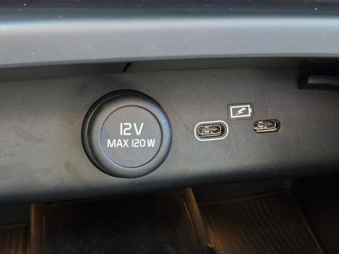 Certified 2025 Volvo XC40 B5 Plus AWD/4WD image 22
