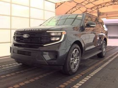 Used 2025 Ford Expedition Active AWD/4WD image 4