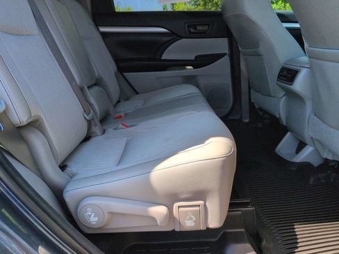 Used 2017 Toyota Highlander Plus AWD/4WD image 24