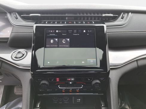 Used 2023 Jeep Grand Cherokee Altitude image 21