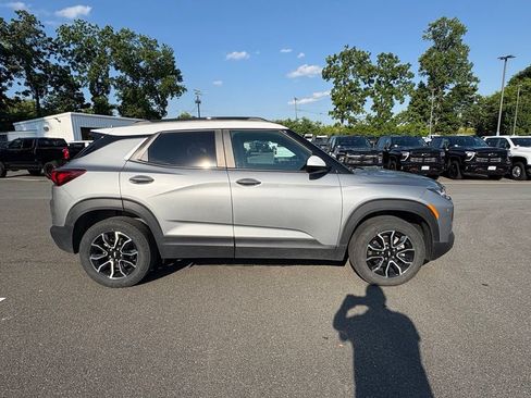 Used 2023 Chevrolet TrailBlazer ACTIV w/ Convenience Package AWD/4WD image 2