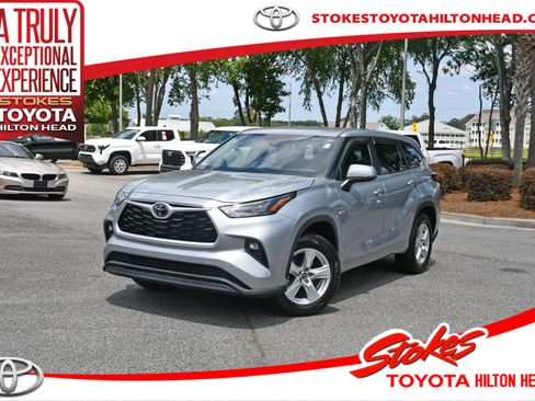 Used 2023 Toyota Highlander LE FWD image 1