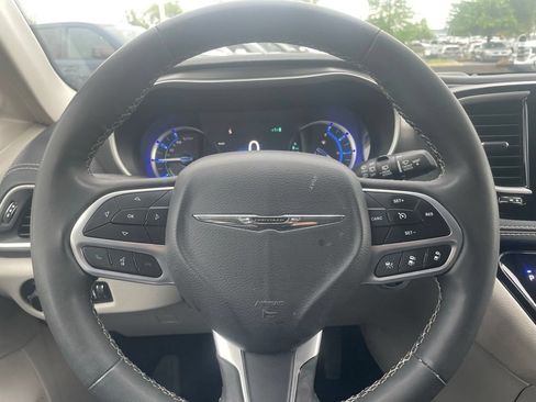 Used 2023 Chrysler Pacifica Touring-L FWD image 13