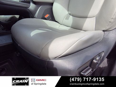 Used 2025 Toyota Sienna XLE w/ XLE Plus Package FWD image 23