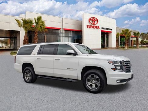 Used 2017 Chevrolet Suburban LT image 2