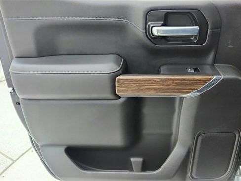 Used 2021 Chevrolet Silverado 1500 High Country w/ Technology Package image 32