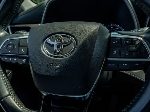 Used 2020 Toyota Highlander XLE FWD image 30