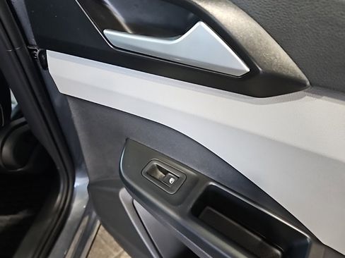 Used 2022 Volkswagen Taos SEL image 16