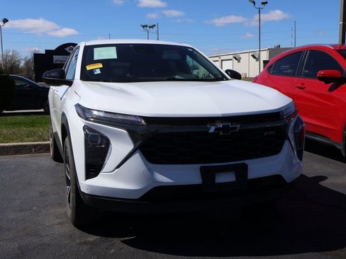 Used 2024 Chevrolet Trax RS image 2
