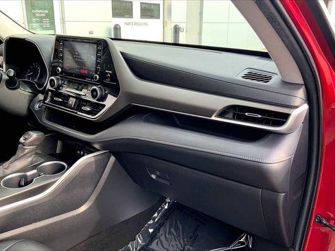 Used 2020 Toyota Highlander XLE AWD/4WD image 19