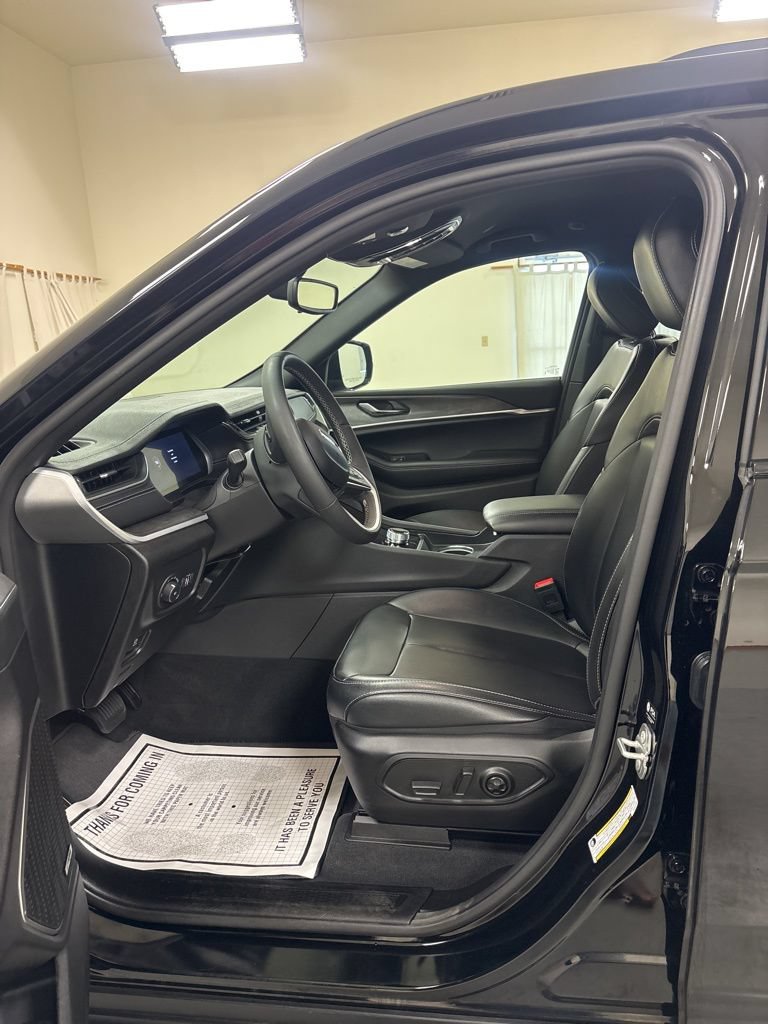 Used 2024 Jeep Grand Cherokee Limited AWD/4WD image 8