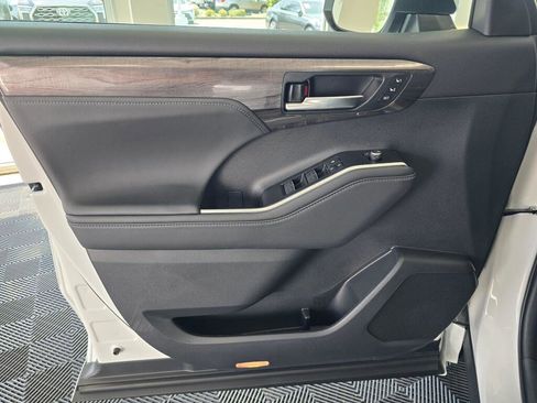 New 2026 Toyota Highlander Platinum AWD/4WD image 19