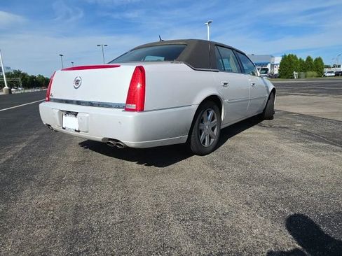 Used 2006 Cadillac DTS w/ Trunk Convenience Package FWD image 3