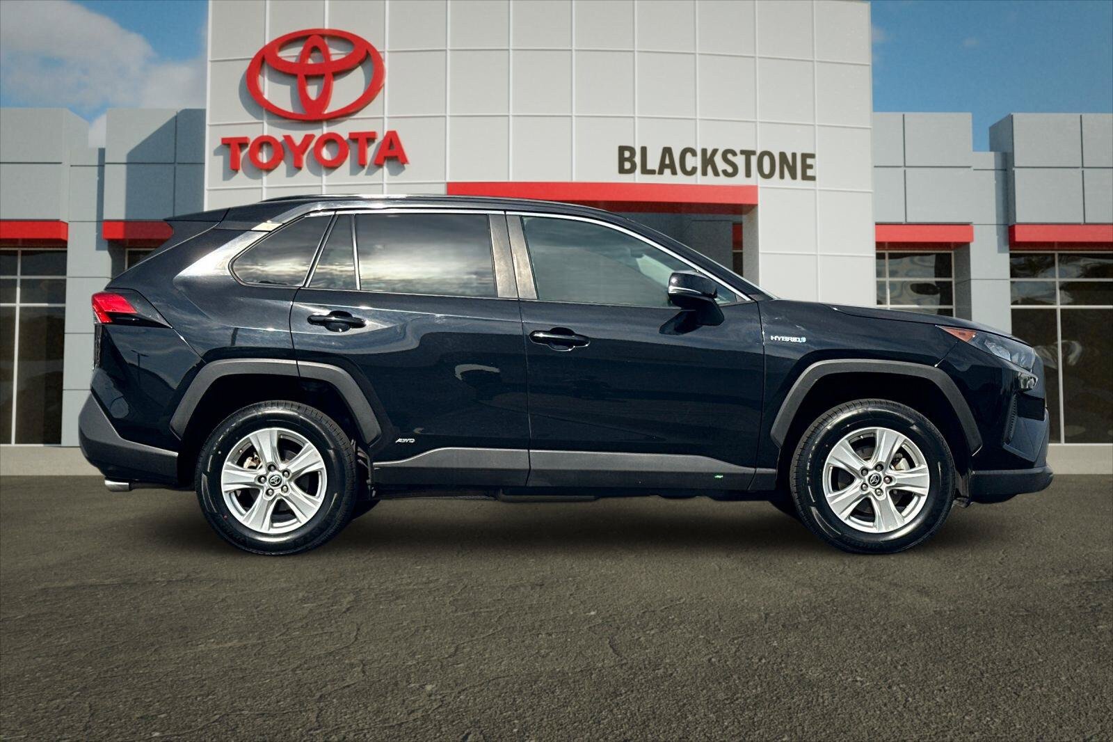 Certified 2021 Toyota RAV4 LE AWD/4WD image 2