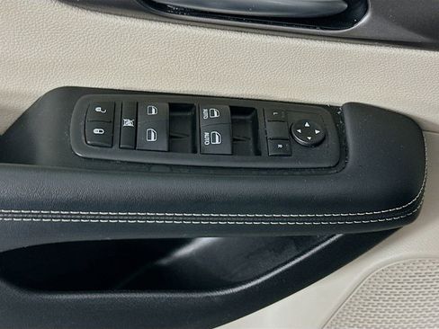 Certified 2024 Chrysler Pacifica Touring-L image 26