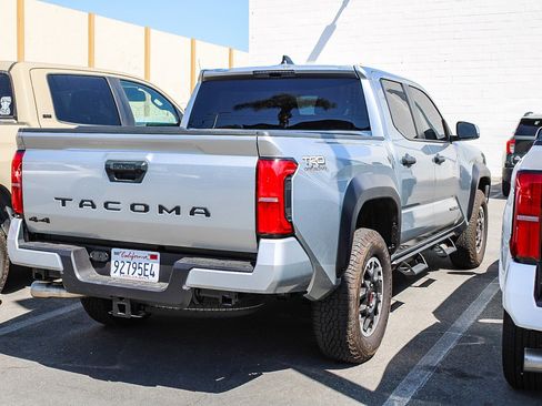 Used 2025 Toyota Tacoma TRD Off-Road AWD/4WD image 9