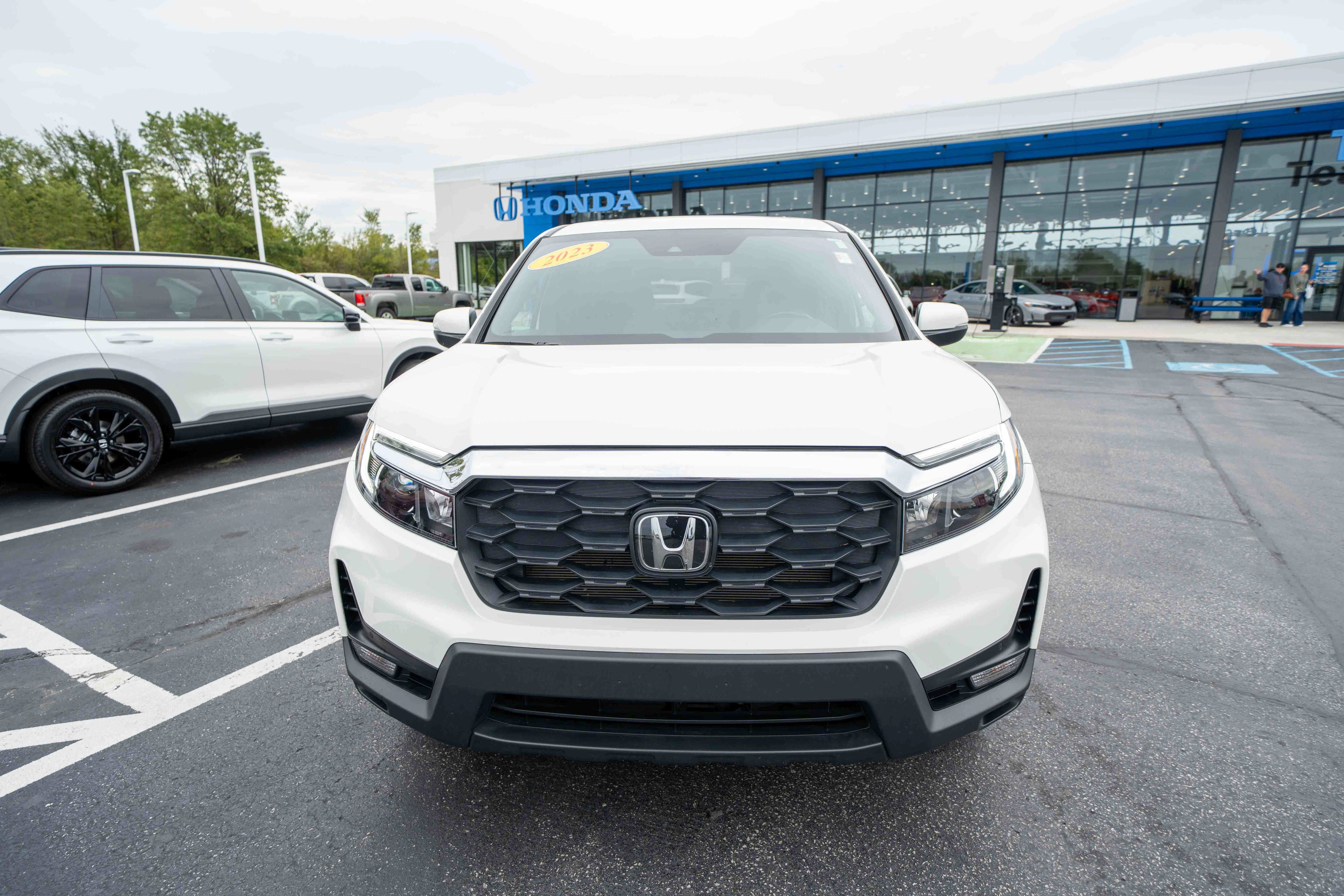 Used 2023 Honda Passport EX-L image 2