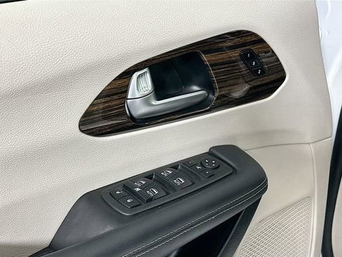 Used 2023 Chrysler Pacifica Limited FWD image 18