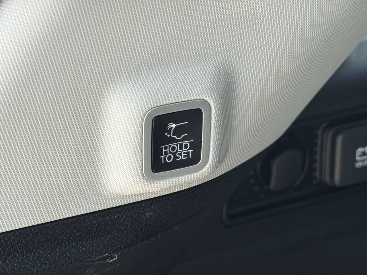 Used 2023 Jeep Grand Cherokee Laredo w/ Luxury Tech Group I RWD image 9