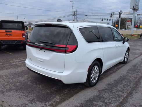 New 2026 Chrysler Pacifica Select image 8
