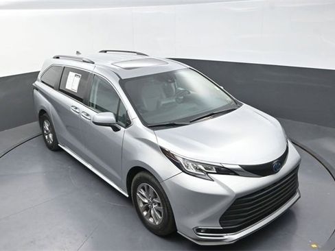 Used 2023 Toyota Sienna XLE image 9