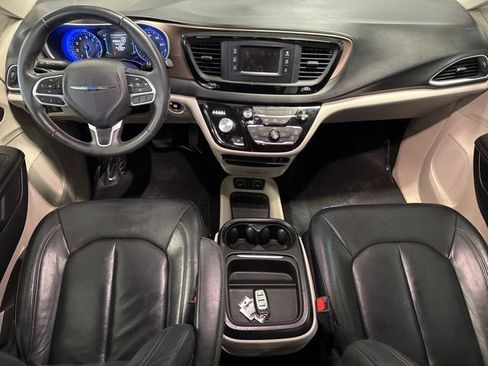Used 2017 Chrysler Pacifica Touring-L FWD image 3