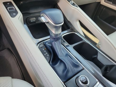 Used 2024 Kia Telluride EX w/ EX Captain's Chair Package FWD image 19