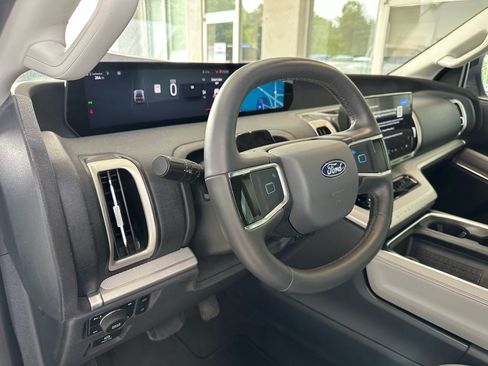 Certified 2025 Ford Expedition Active AWD/4WD image 18