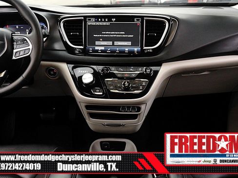 Certified 2024 Chrysler Pacifica Touring-L image 20