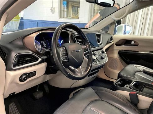 Used 2018 Chrysler Pacifica Touring-L FWD image 8