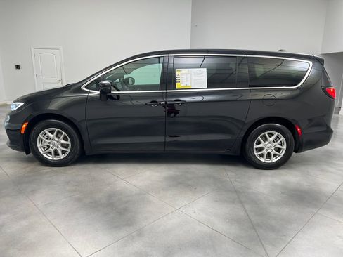 Used 2025 Chrysler Pacifica Select FWD image 4