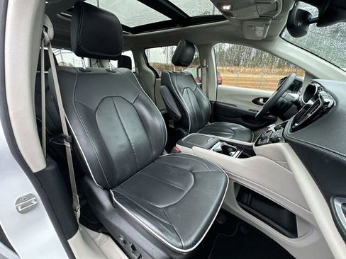 Used 2024 Chrysler Pacifica Limited image 28