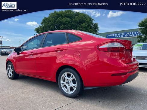Used 2015 Ford Fiesta SE FWD image 2