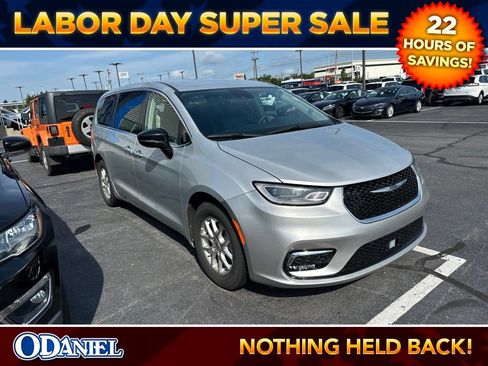 Used 2024 Chrysler Pacifica Touring-L FWD image 3
