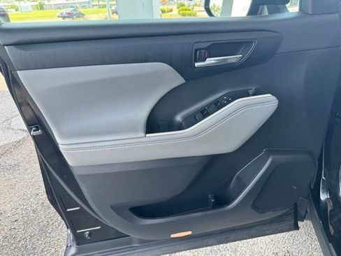 Used 2023 Toyota Highlander XLE image 18