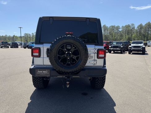 Used 2022 Jeep Wrangler Sport image 4