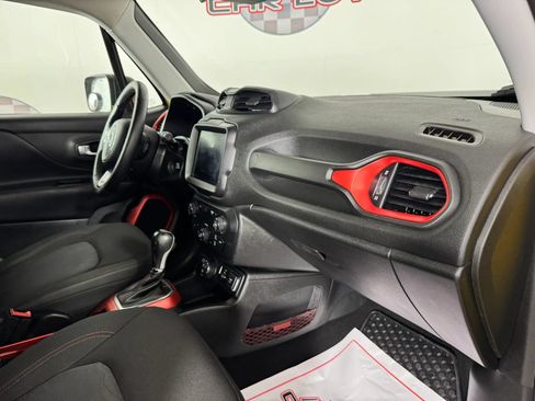 Used 2018 Jeep Renegade Trailhawk w/ UConnect 8.4 Nav Group AWD/4WD image 12