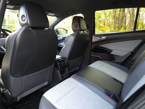 Used 2023 Volkswagen ID.4 Pro image 14