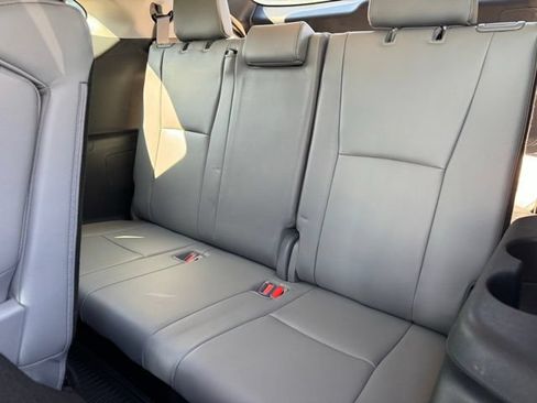 Used 2022 Toyota Highlander XLE AWD/4WD image 12
