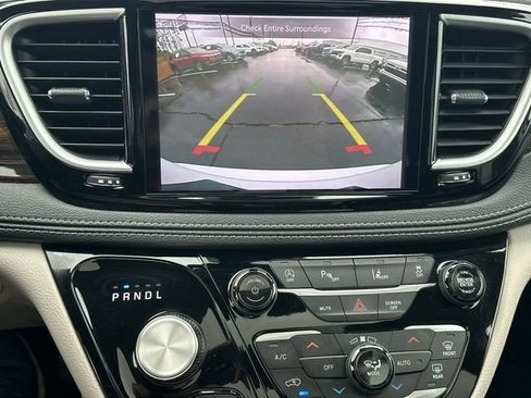 Used 2024 Chrysler Pacifica Limited image 15