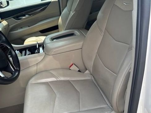 Used 2020 Cadillac Escalade ESV Luxury w/ LPO, Radiant Package AWD/4WD image 17