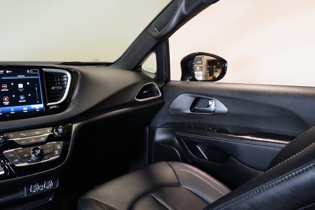 Used 2025 Chrysler Pacifica Select FWD image 14