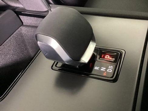 Used 2024 Land Rover Discovery Sport Dynamic SE image 17